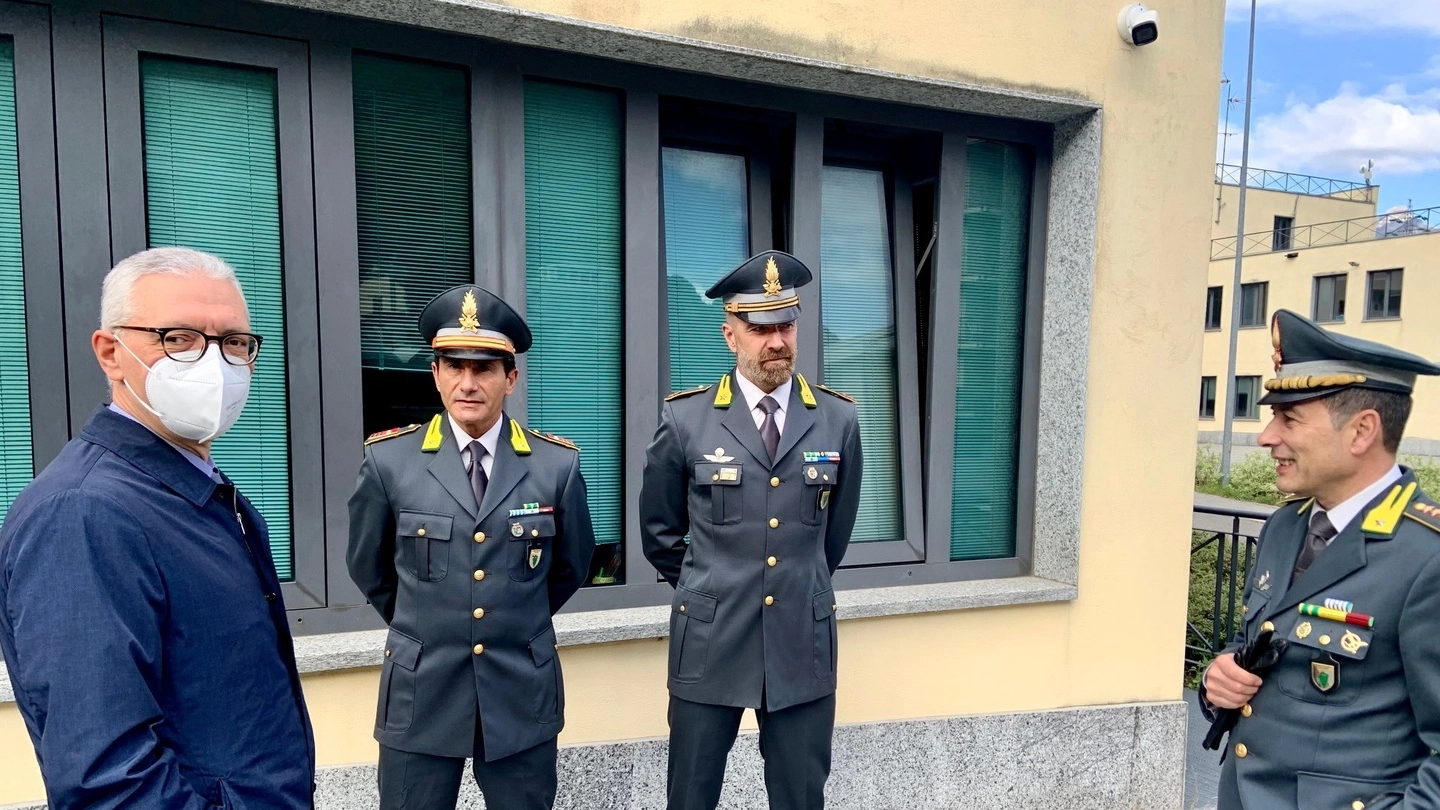 Primo a sinistra il nuovo prefetto di Lecco, Sergio Pomponio