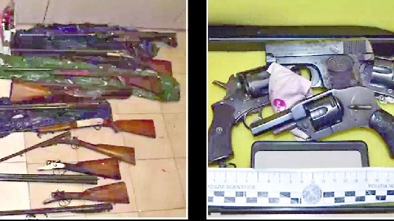 Parte dei fucili e delle pistole sequestrati all'ex imbianchino