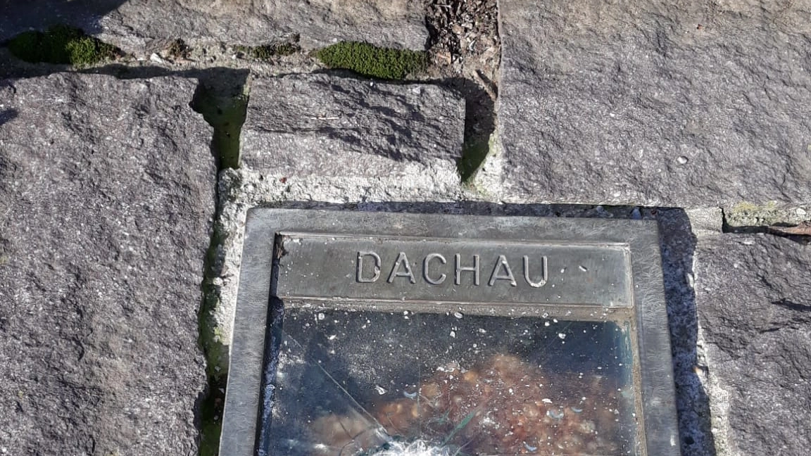 Teca Dachau vandalizzata al Parco Nord (foto Facebook)