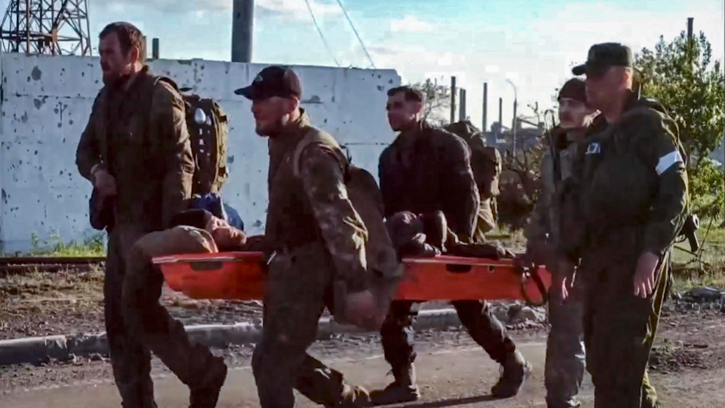 L'evacuazione dei prigionieri di Azovstal a Mariupol