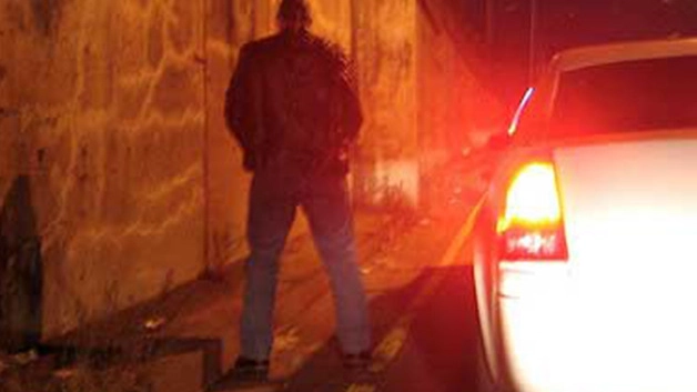 Un uomo urina in mezzo alla strada: può costare una multa salatissima