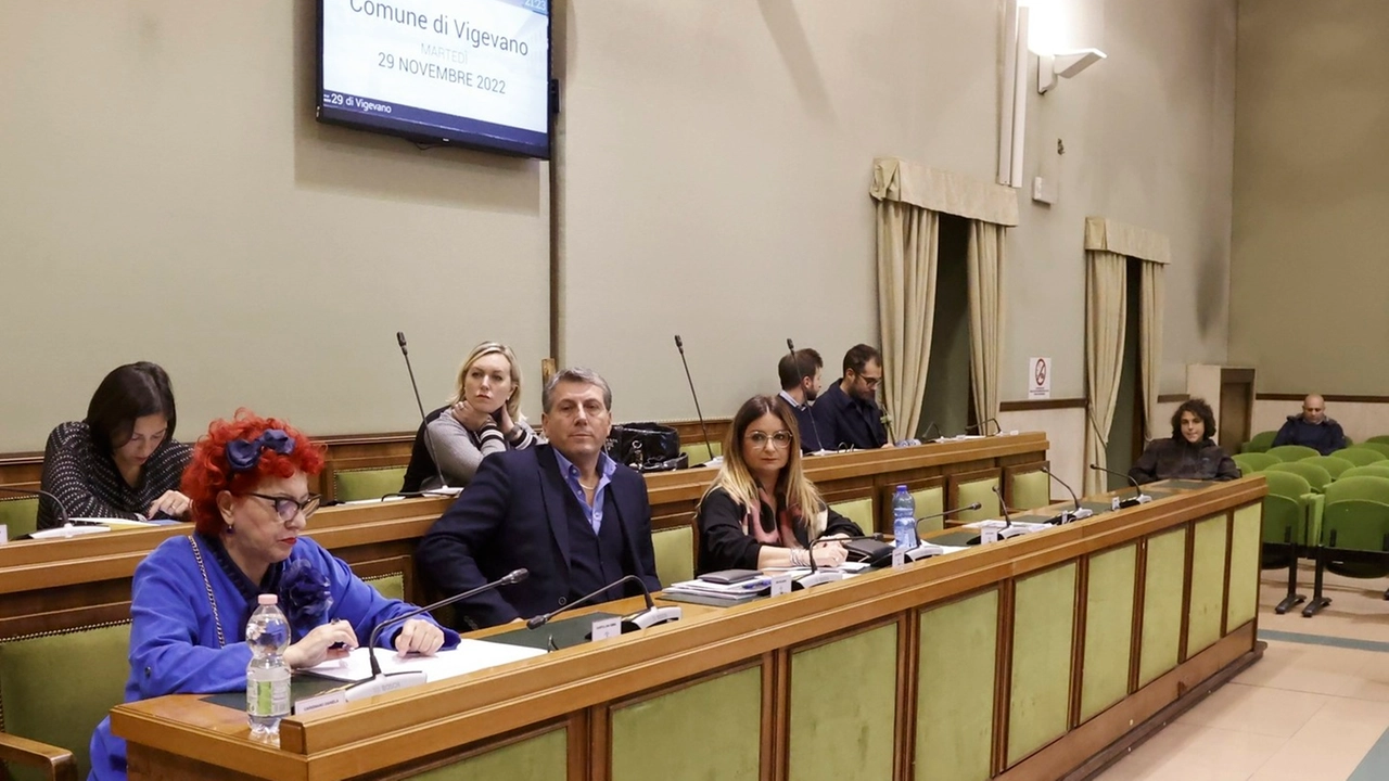 Vigevano, si dimettono 13 consiglieri: cadono sindaco e Giunta