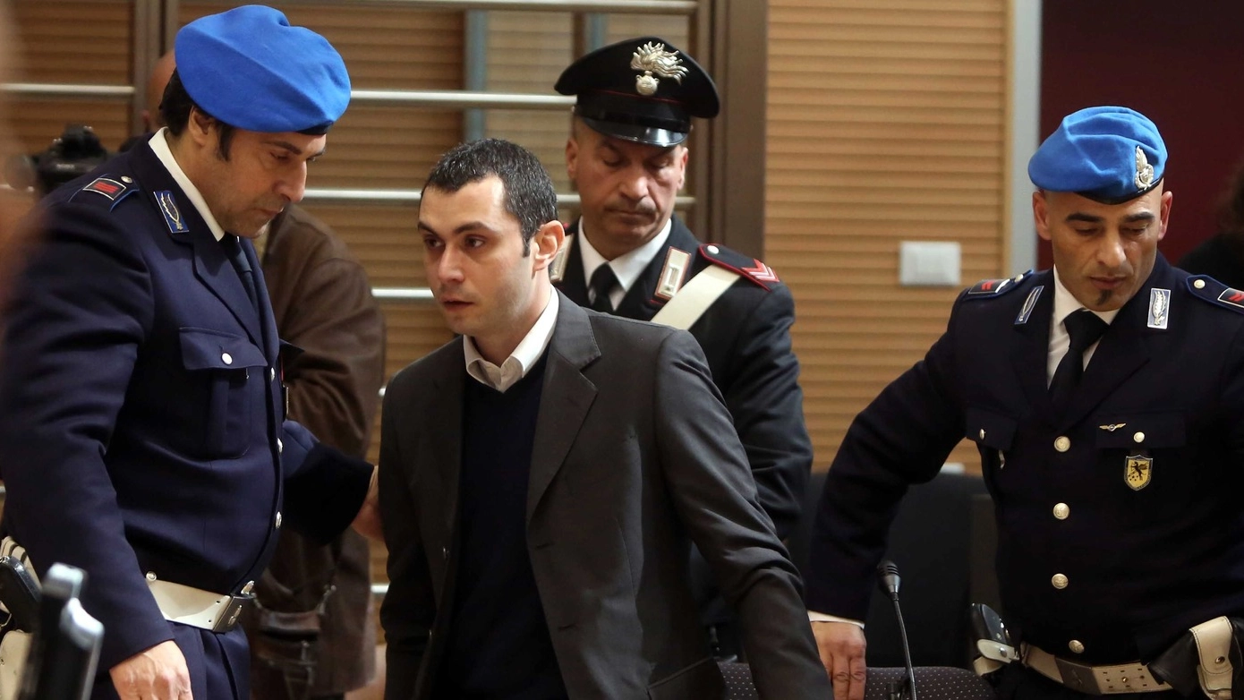 Claudio Grigoletto scortato da due agenti della polizia penitenziaria durante il processo (Fotolive)