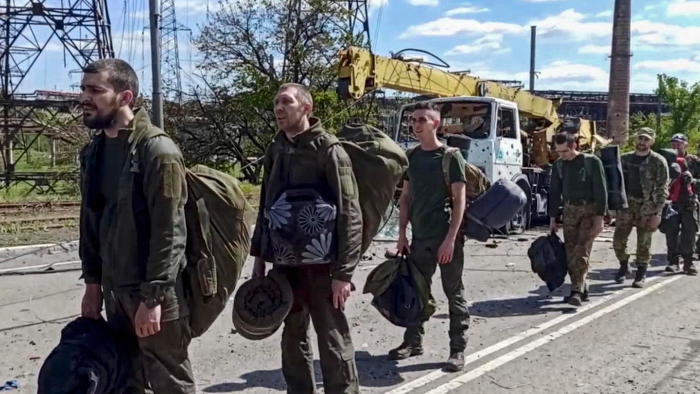 I comandanti del battaglione Azov dopo l'arresto a Mariupol