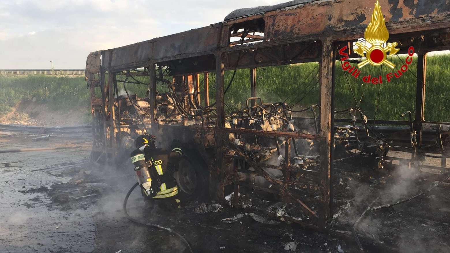 L'autobus che ha preso fuoco a Senago