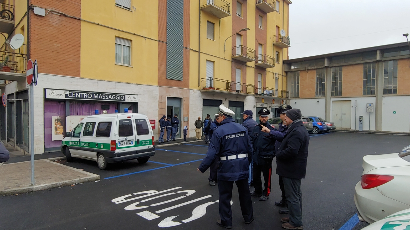 Forze dell'ordine e residenti in piazza Italia durante lo sfratto