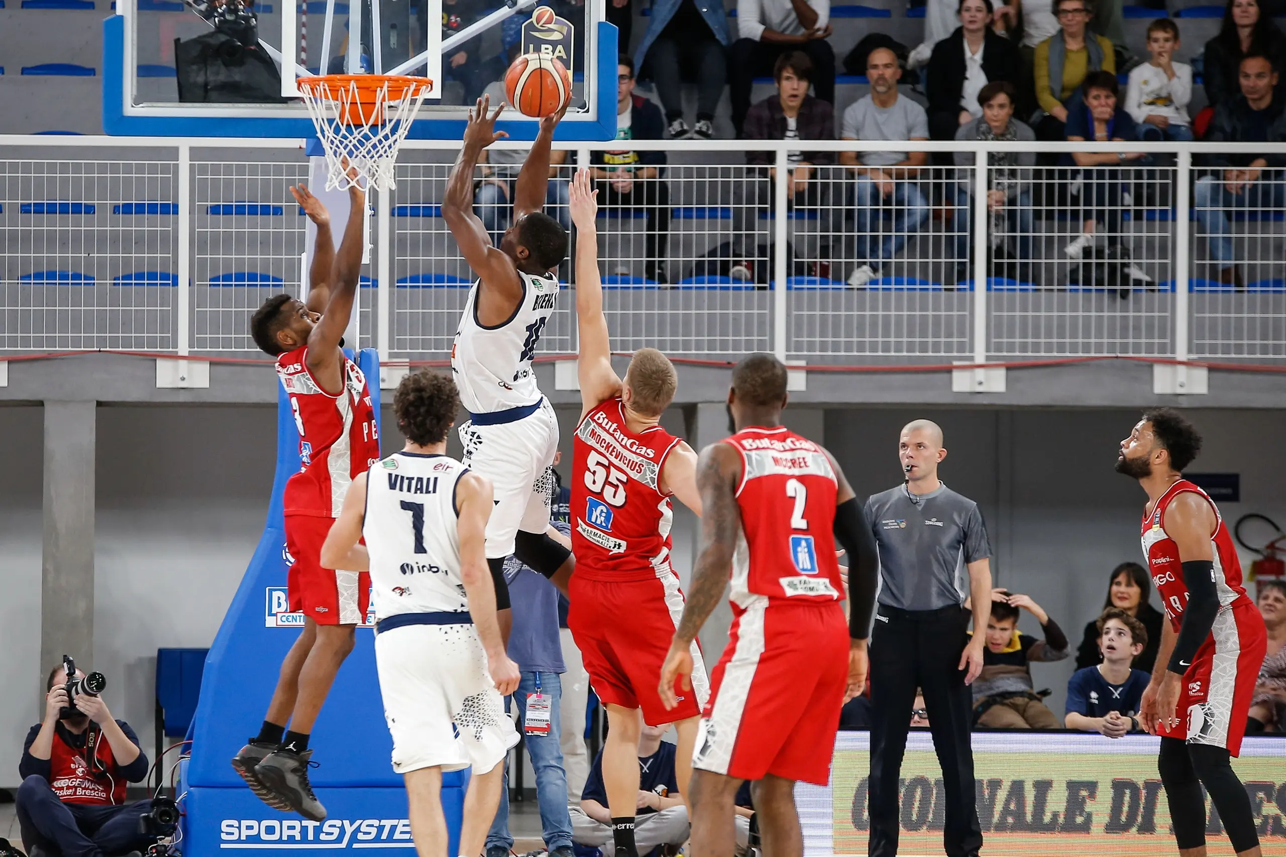 Basket Serie A, Brescia torna a festeggiare: battuta Pesaro 84-81