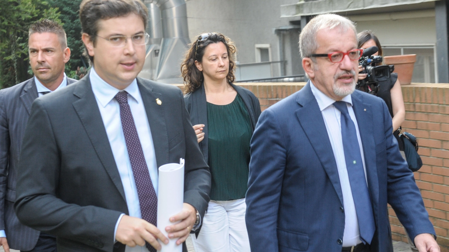Il presidente Maroni (a destra) insieme al sindaco di Gallarate, Andrea Cassani