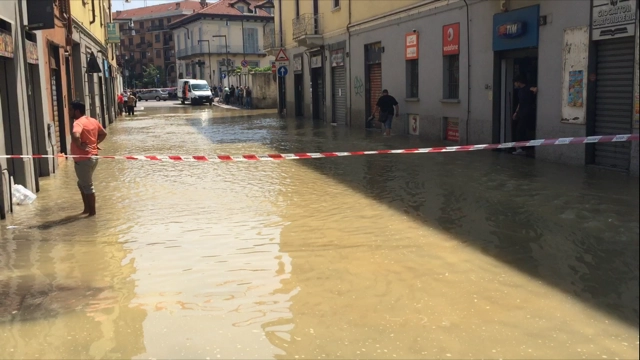 Via Adriano sembra Venezia: strada allagata