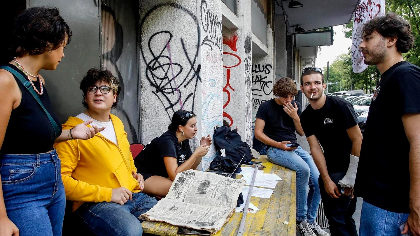 Gli studenti di “Tende in Piazza“ hanno occupato l’ex cinema per l’Assemblea Gli studenti di “Tende in Piazza“ hanno occupato l’ex cinema per l’Assemblea