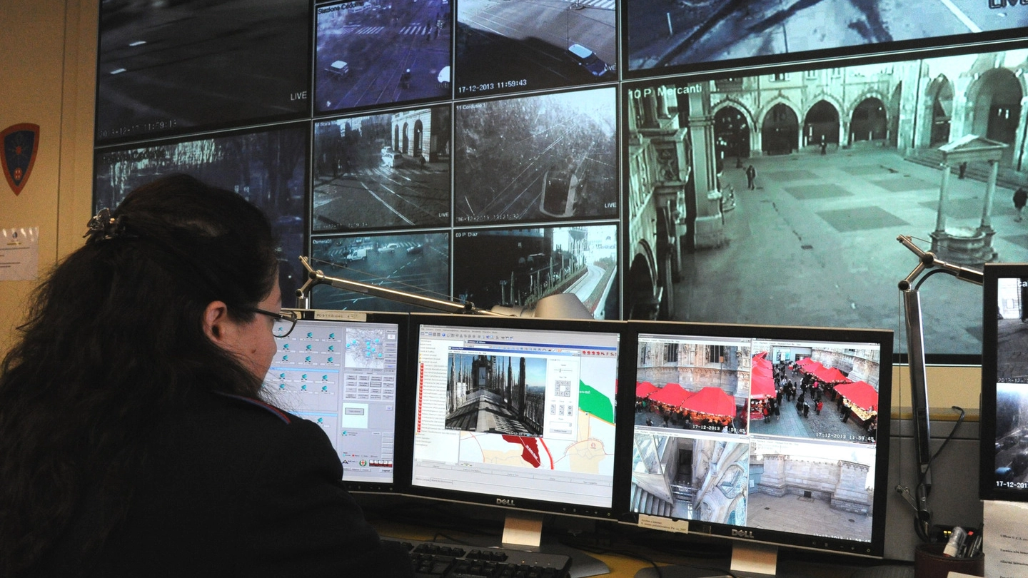 La sala operativa della polizia locale di Milano