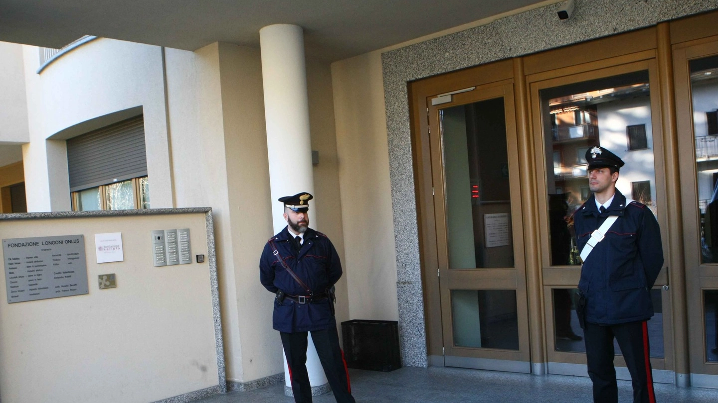Carabinieri davanti all’ingresso della struttura residenziale dove l’anziano viveva (Anp)