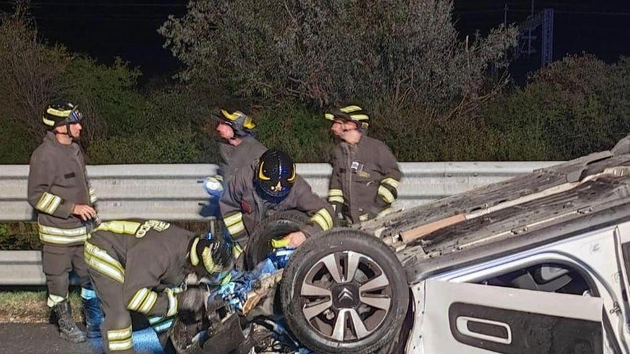 Schianto in Autosole, due persone soccorse e tratto chiuso Schianto in Autosole, due persone soccorse e tratto chiuso