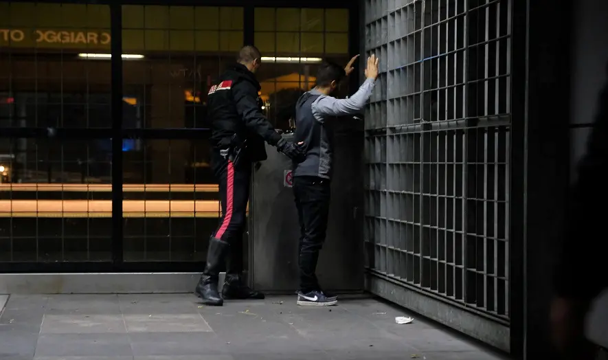 Milano, uomo accoltellato alla stazione di Quarto Oggiaro: è grave