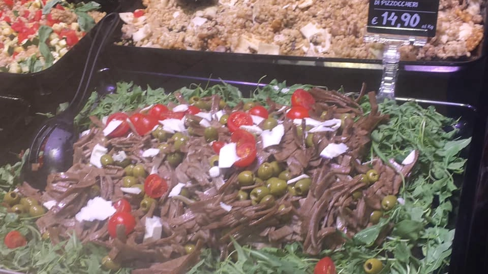 L'insalata di pizzoccheri in vendita in un supermercato di Milano