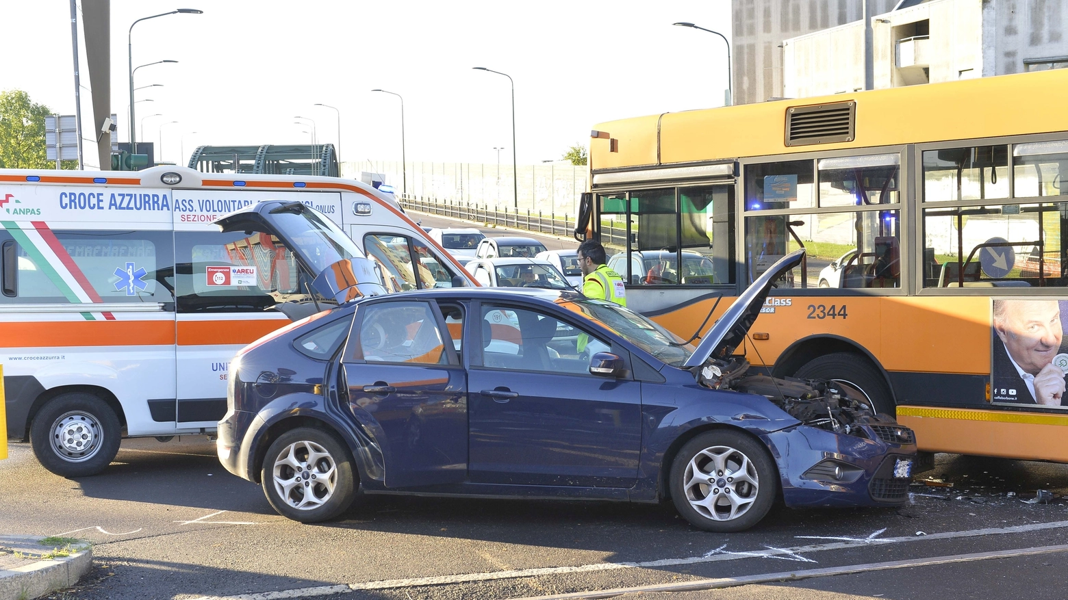 Incidente tra auto e bus in via Giordani (Newpress)