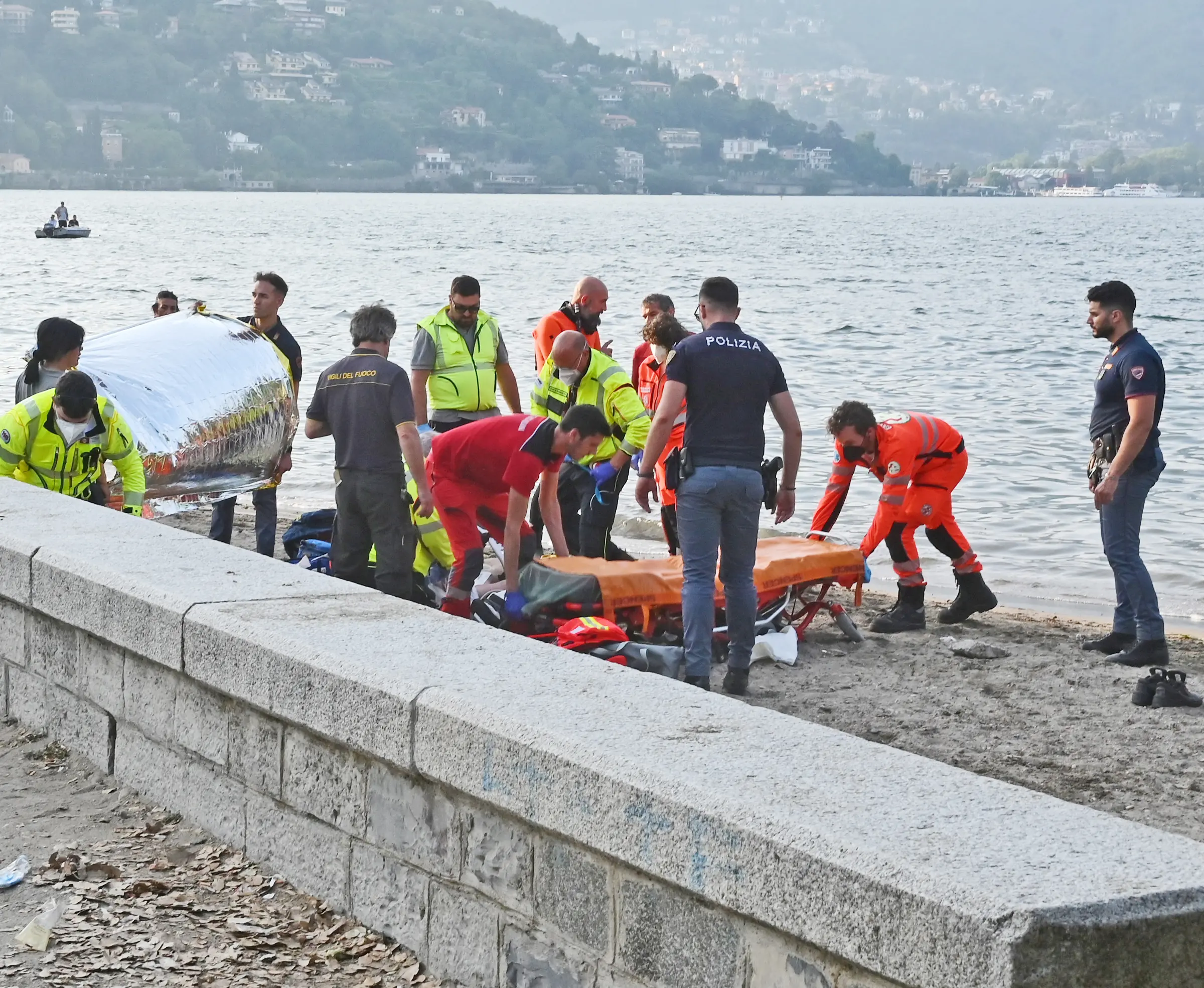 Como, si tuffa nel lago e non riemerge: giovane in gravissime condizioni