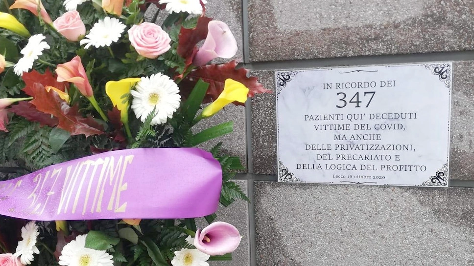 Una corona di fiori per ricordare i morti di Covid in ospedale