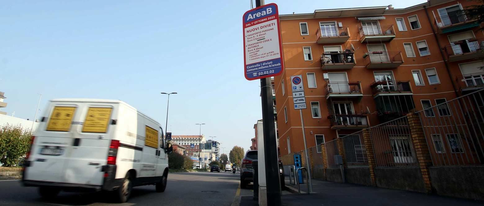 Palazzo Marino rinvia lo stop definitivo ai veicoli inquinanti all’anno prossimo, l’ironia di Monguzzi: “Risposta geniale alla protesta che ha bloccato Milano per chiedere meno auto in città”