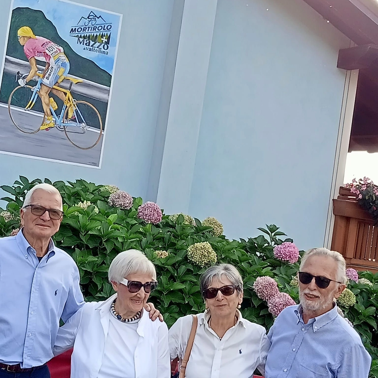 La famiglia Rocchetti davanti al murales dedicato a Pantani