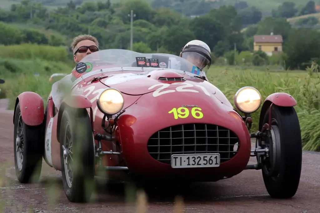La Mille Miglia compie 90 anni, sfilata a Roma per 450 auto