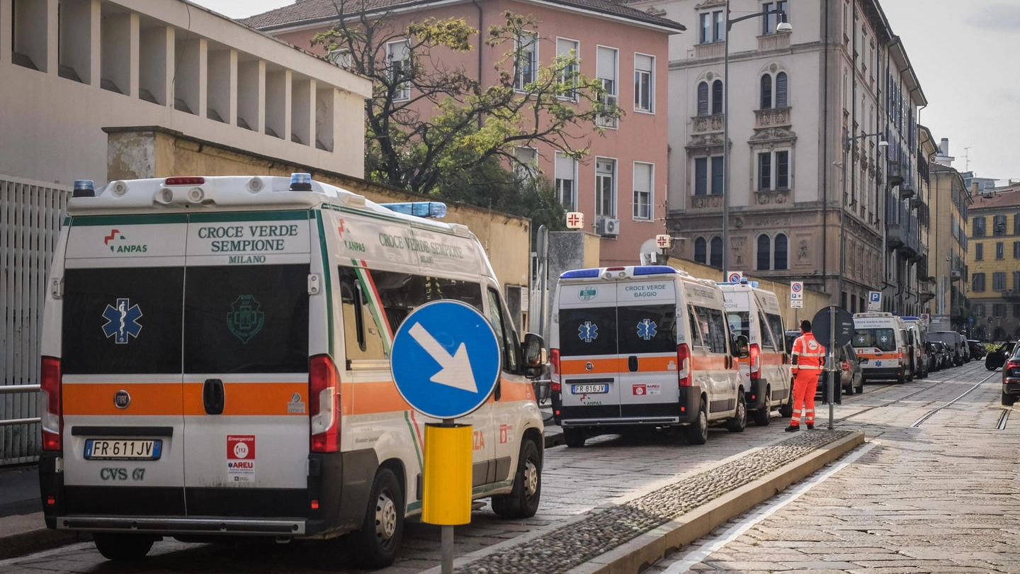 Ambulanze in coda al Pronto soccorso dell'ospedale Fatebenefratelli di Milano