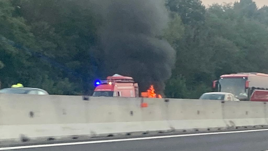 L'auto in fiamme sull'A4 all'altezza di Cavenago (foto: A. Finocchiaro) L'auto in fiamme sull'A4 all'altezza di Cavenago (foto: A. Finocchiaro)