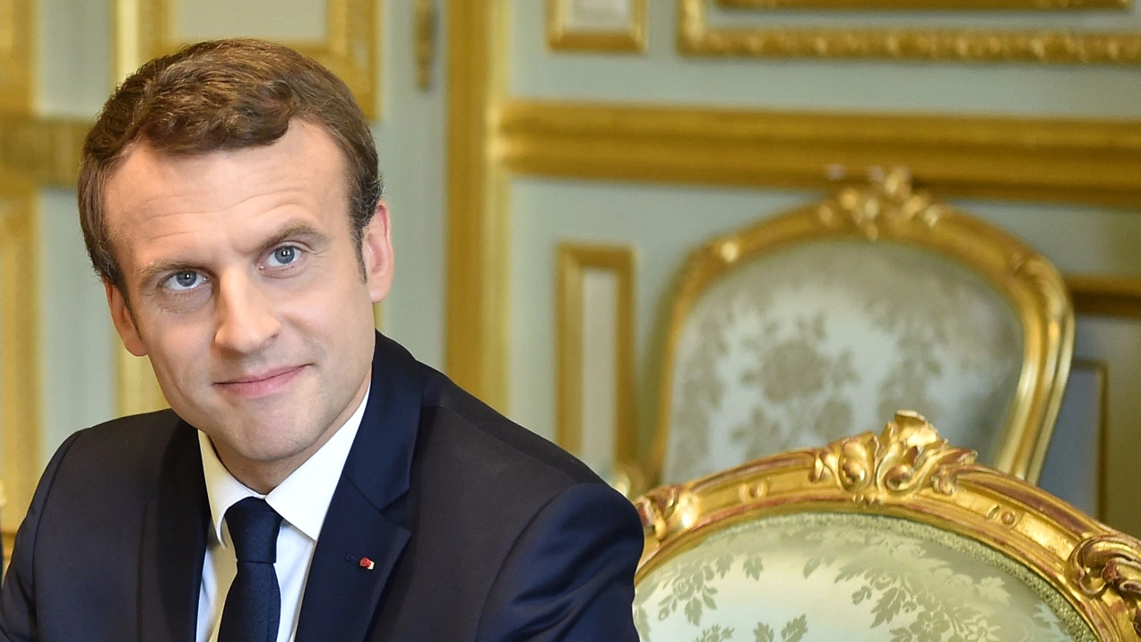 Emmanuel Macron esulta per la vittoria di 'En Marche' (Lapresse)