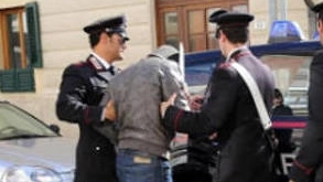 Il momento dell'arresto dell'uomo