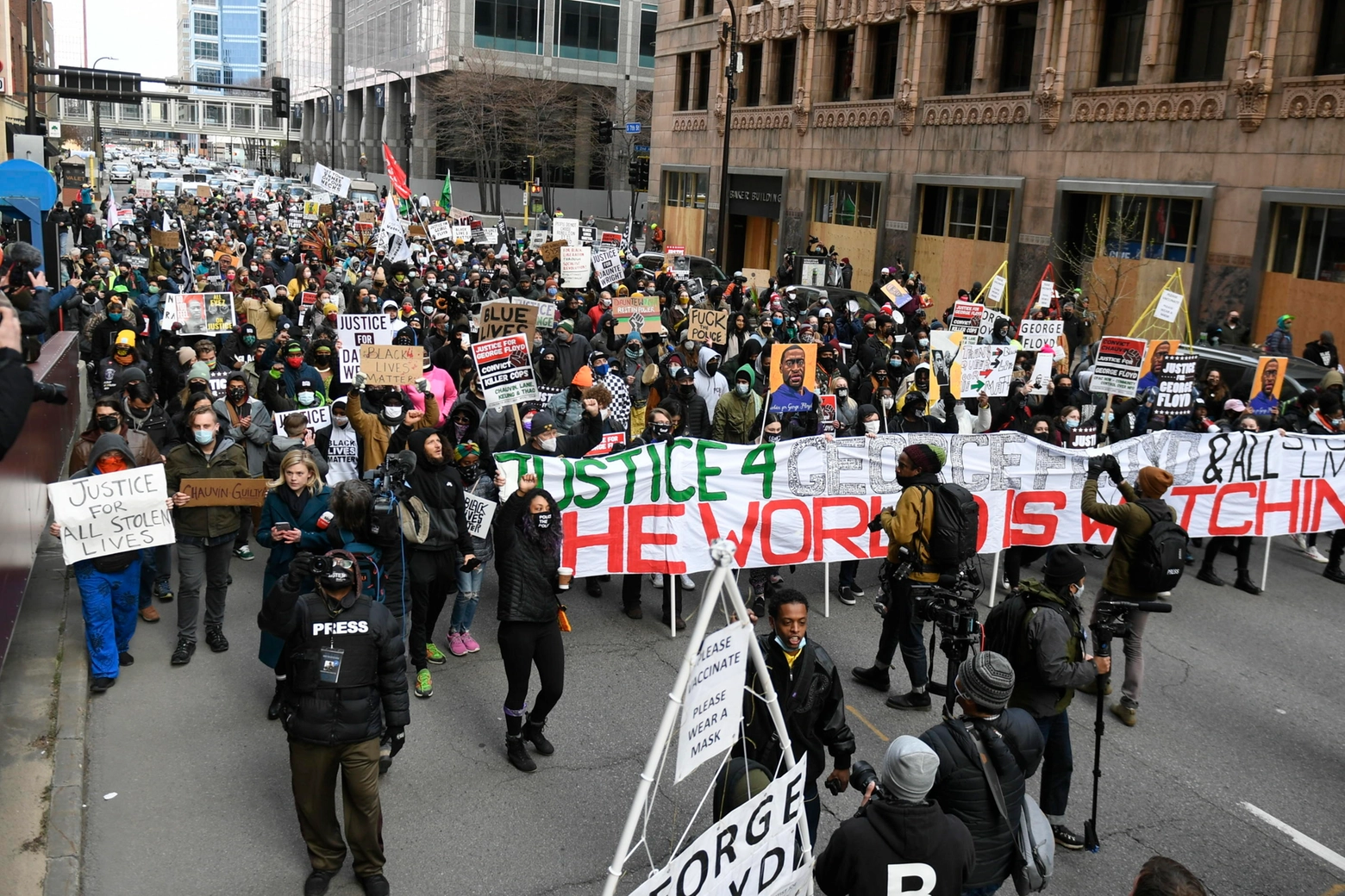 Manifestanti a Minneapolis in attesa della sentenza