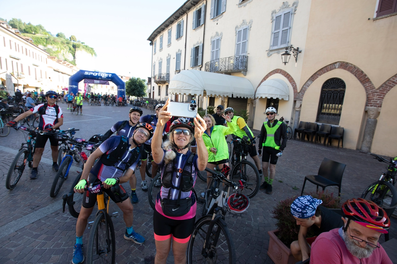 Selfie all'arrivo per alcuni partecipanti alla Milano-Lago Maggiore