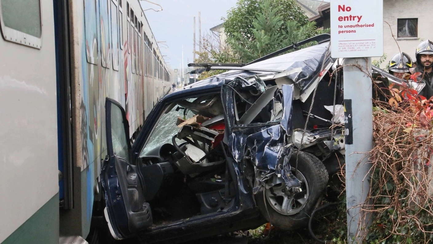 L'auto distrutta dopo l'impatto con il treno