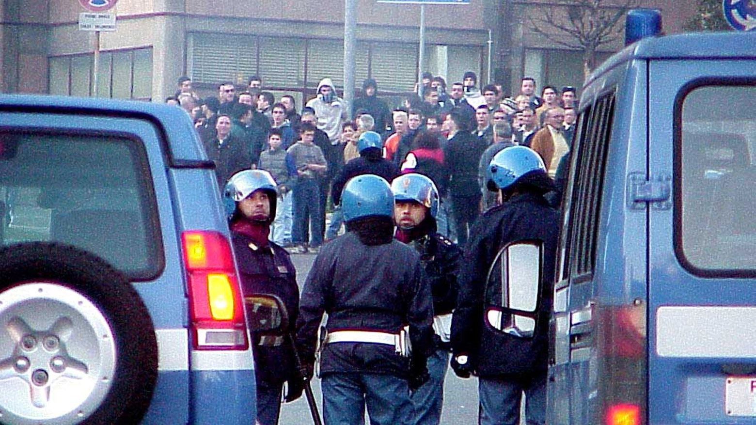 Polizia fuori dallo stadio di Lecco