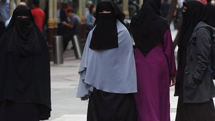 Donne che indossano il niqab, o velo islamico integrale (Spf)