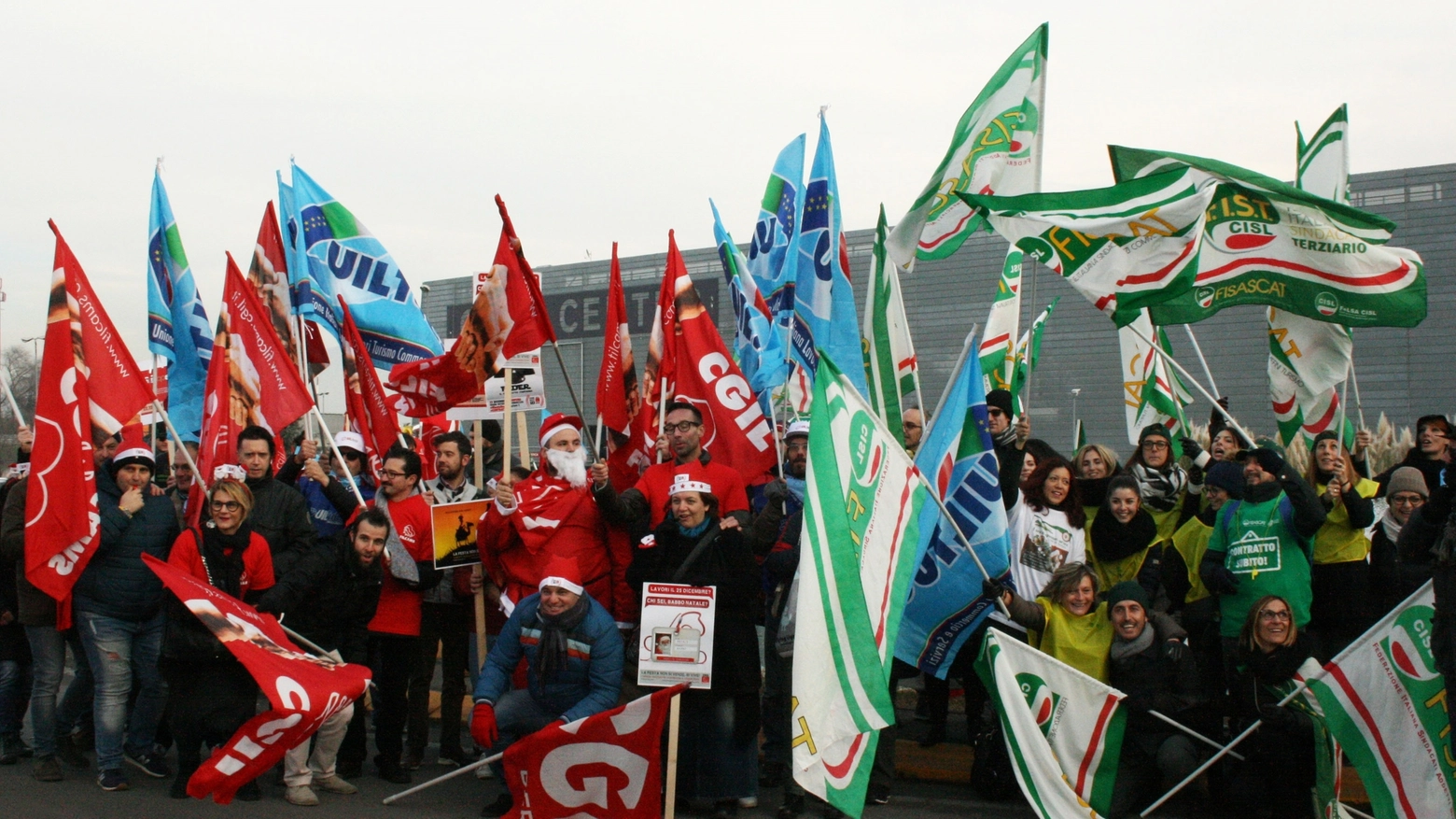 La protesta dei lavoratori dell'Oriocenter