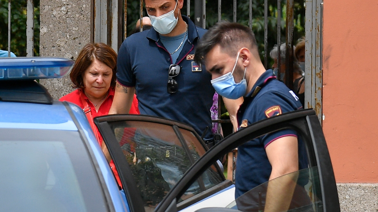 Caterina Rocco, madre di Enzo e Francesco Ciconte, accompagnata dagli agenti delle Volanti