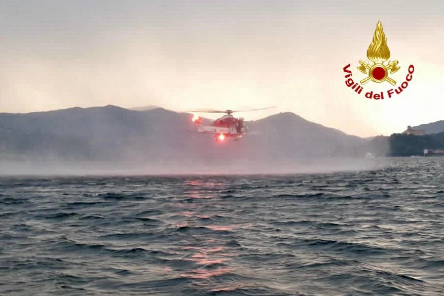 Elicottero in volo sul lago Maggiore per cercare i dispersi