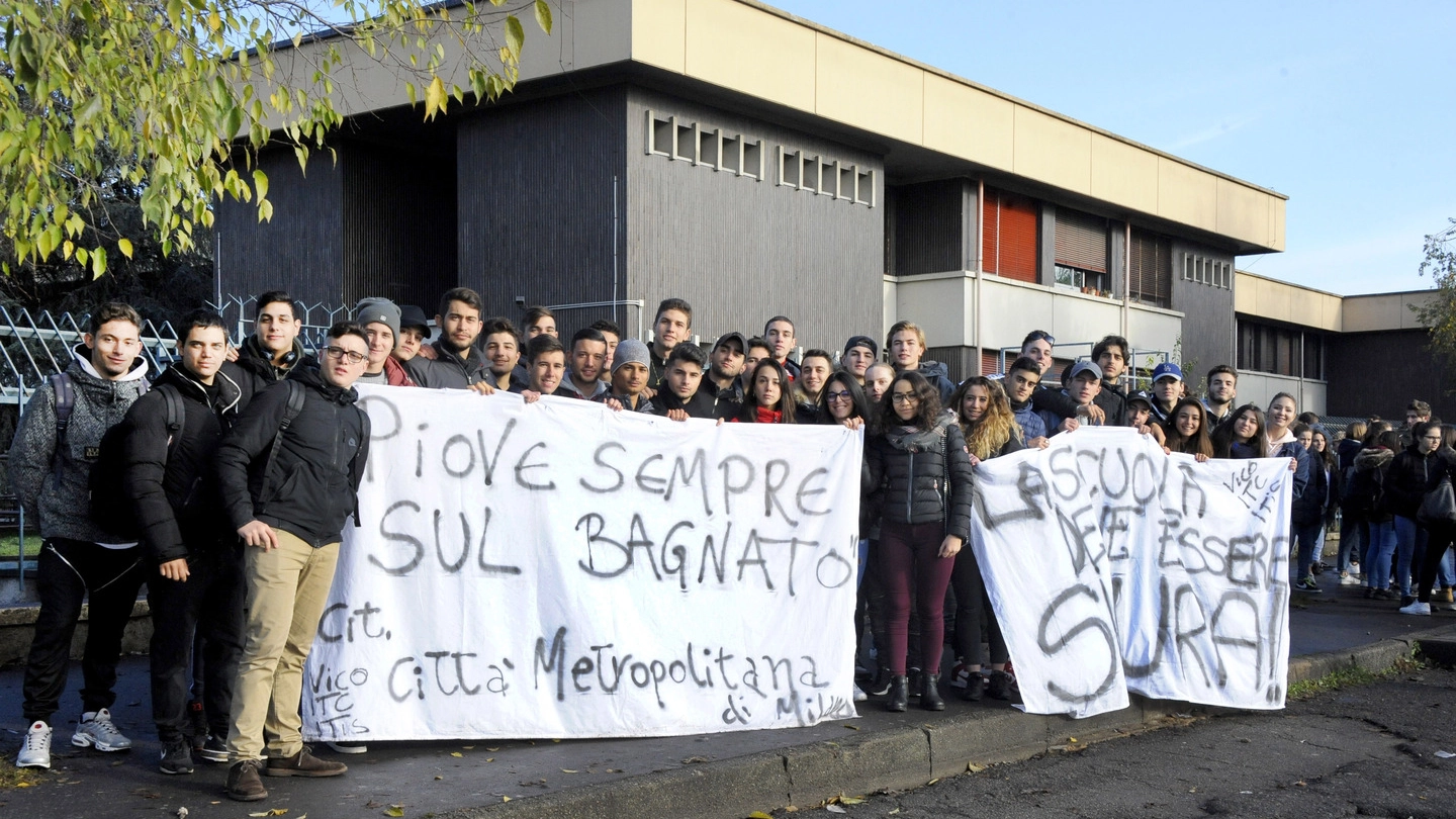 La protesta  di professori  e studenti  davanti alle sedi dell’Omnicomprensivo