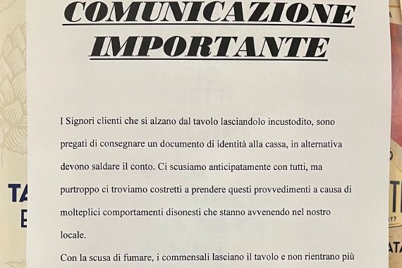 L'avviso appeso fuori dal ristorante Capri di Busto Arsizio