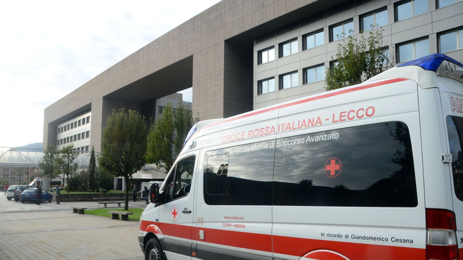 L'esterno dell'ospedale di Lecco