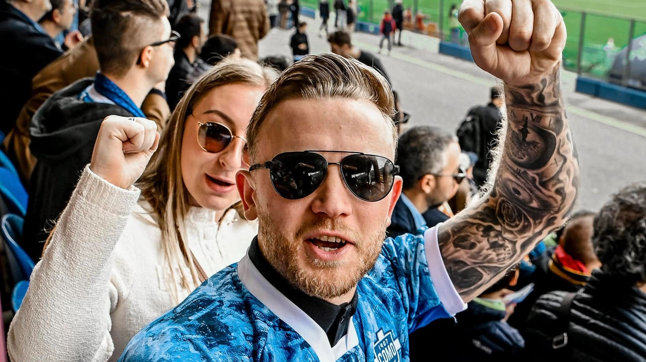 Como Calcio, l’omaggio di Zack Dearie che fa impazzire la città: “Stadio bellissimo e tifoseria incredibile”
