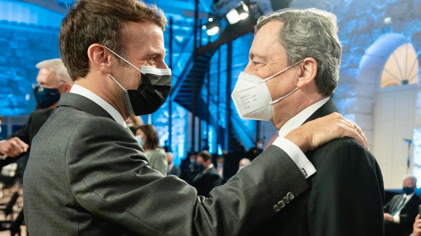 Il premier Draghi (a destra) con il presidente francese Macron