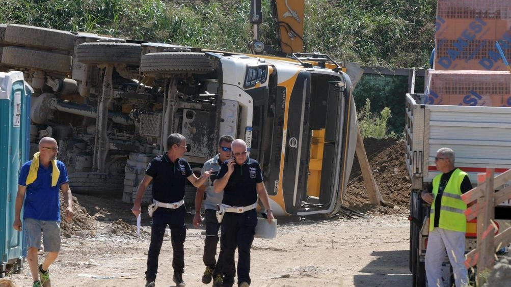 Tir si ribalta e lo schiaccia Gravissimo trasportatore Tir si ribalta e lo schiaccia Gravissimo trasportatore