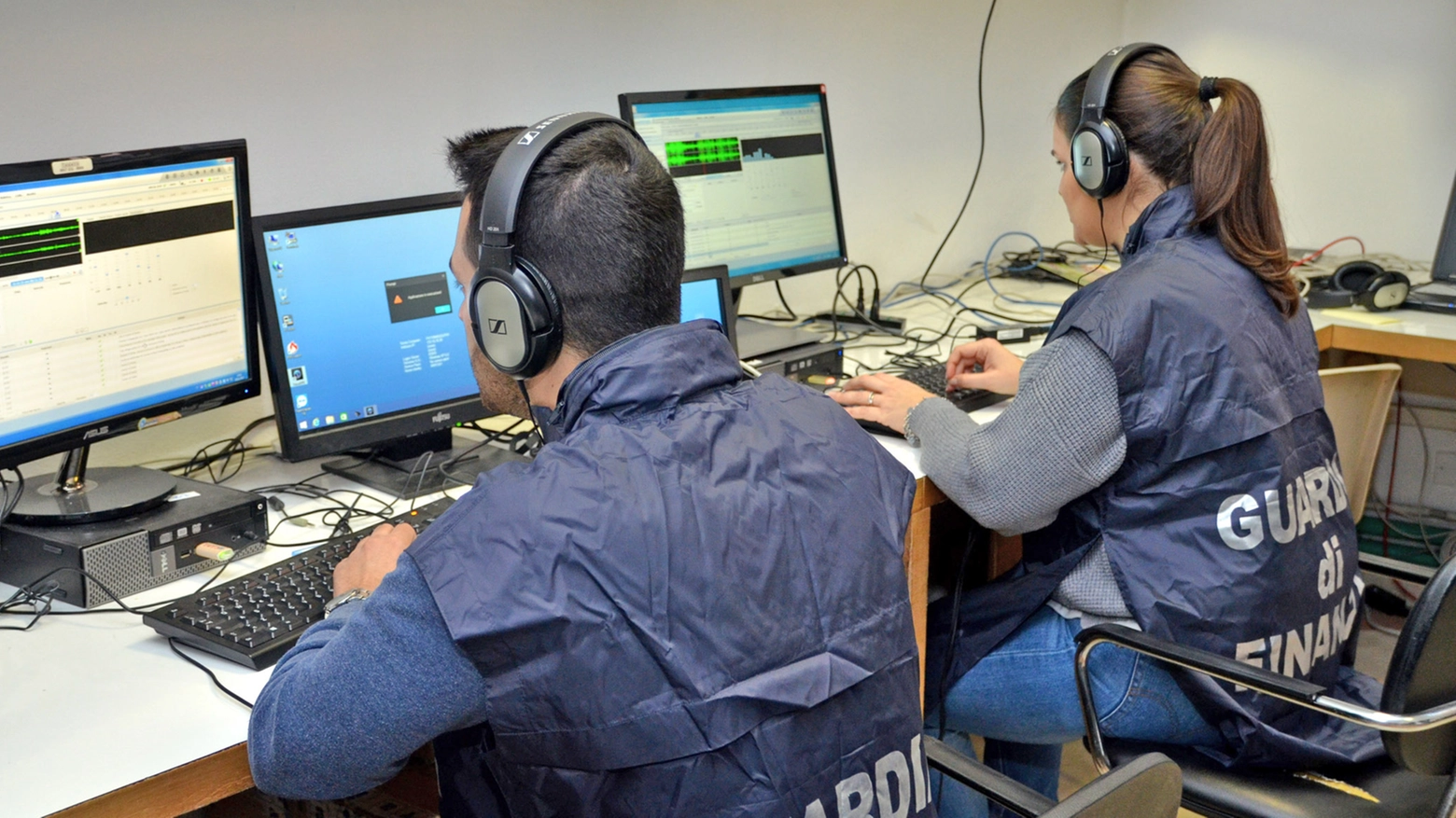 Gli indagati sono stati intercettati dai militari della Guardia di finanza (foto di repertorio) Gli indagati sono stati intercettati dai militari della Guardia di finanza (foto di repertorio)
