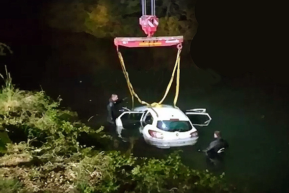 L'auto finita nell'Adda