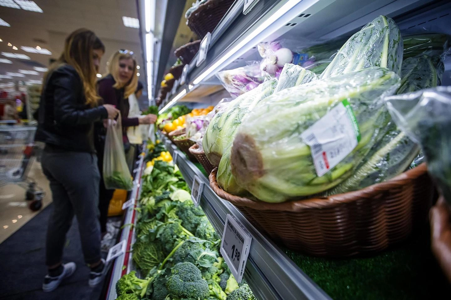 Inflazione, volano i prezzi. L'interno di un supermercato a Roma (Ansa)