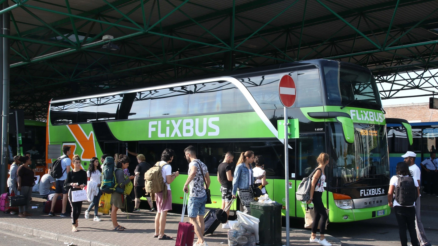 Un autobus Flixbus in partenza da Lampugnano