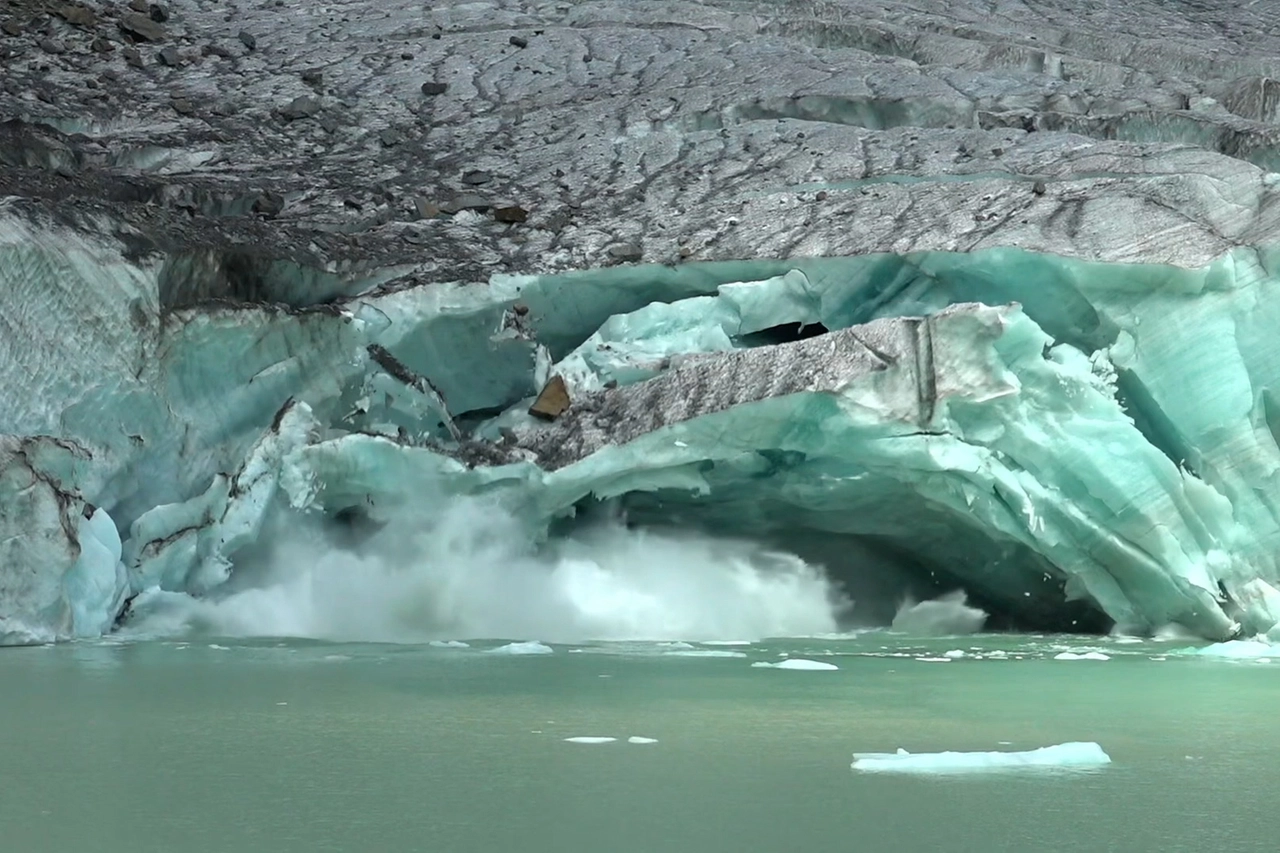 Il distaccamento di un pezzo di ghiaccio dal ghiacciaio di Fellaria, nell'Alta Valmalenco in provincia di Sondrio