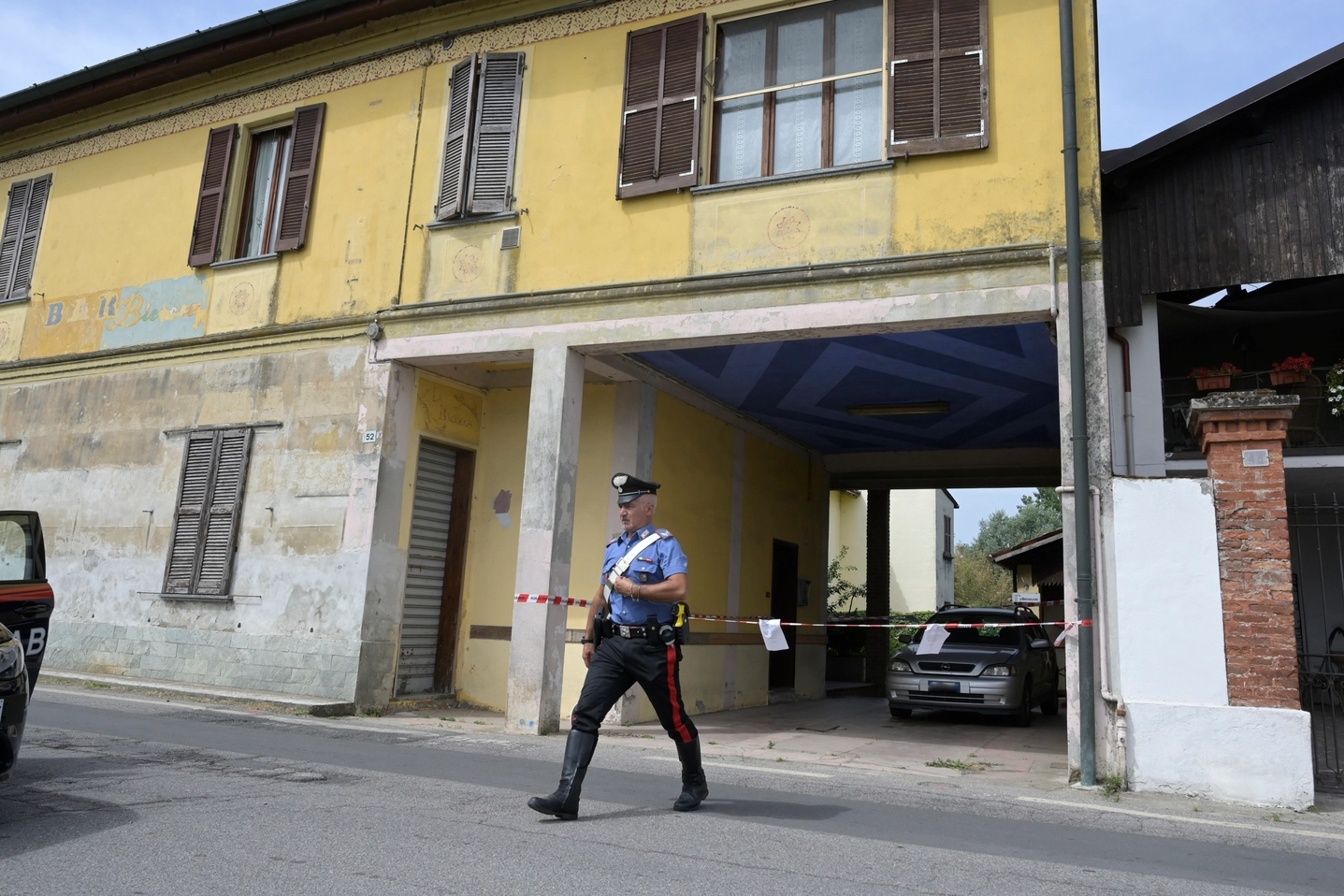 I carabinieri a Corte Palasio, sul luogo del ritrovamento di Pierangelo Repanati