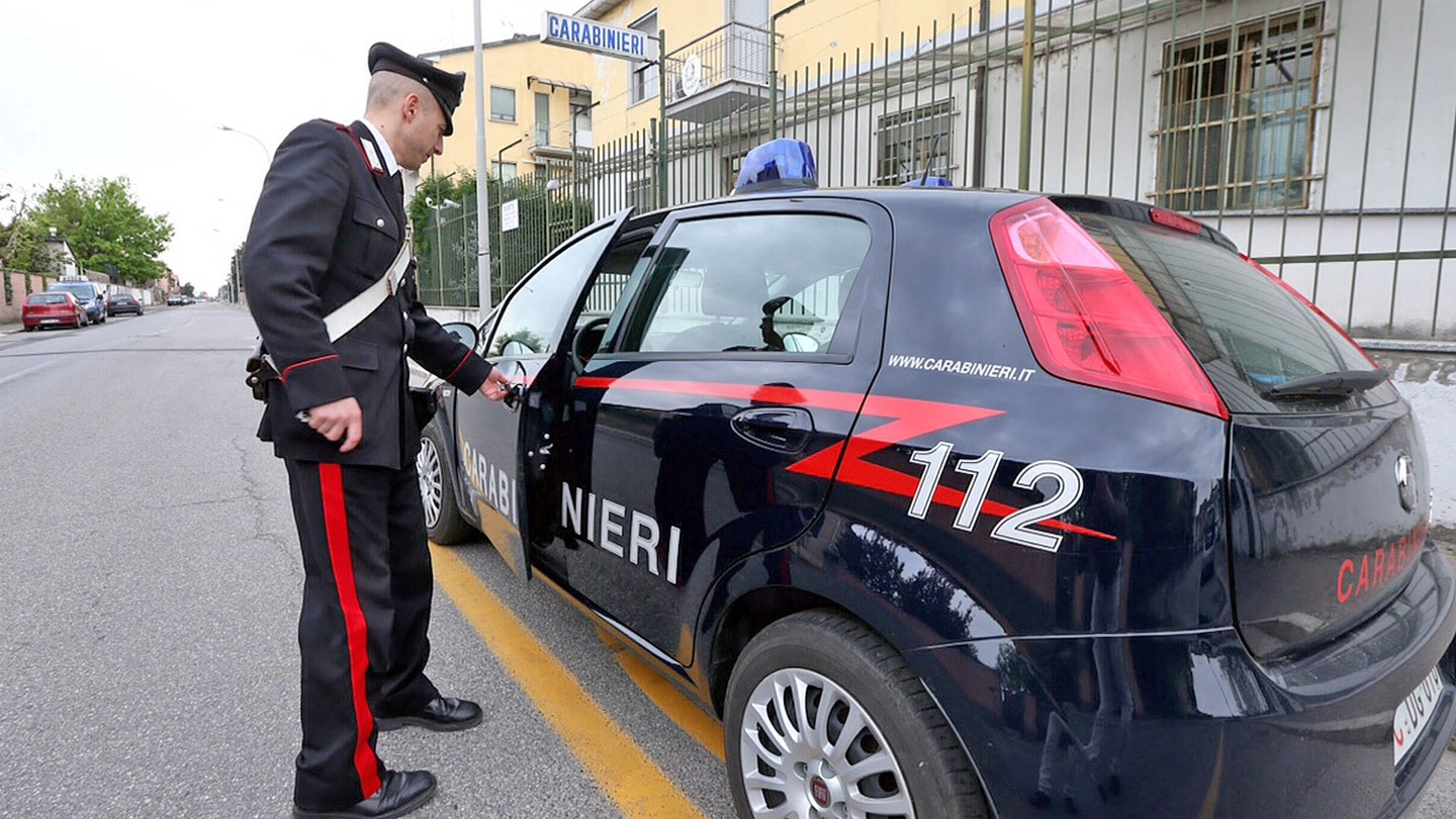 L'uomo ha opposto resistenza ai carabinieri L'uomo ha opposto resistenza ai carabinieri